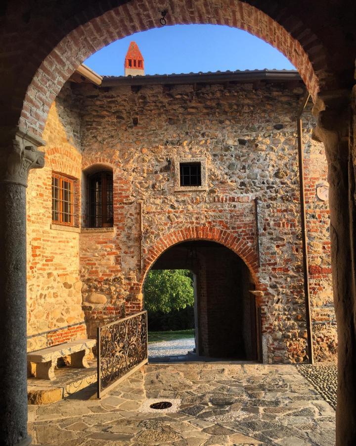 Castello Di Cernusco Lombardone Acomodação com café da manhã Exterior foto