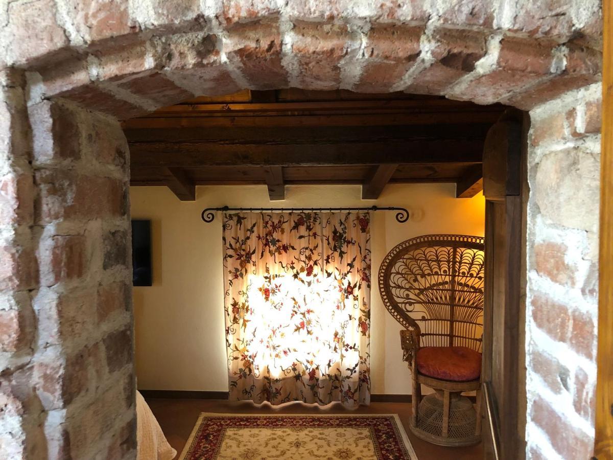 Castello Di Cernusco Lombardone Acomodação com café da manhã Exterior foto