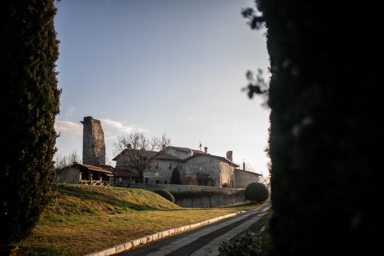 Castello Di Cernusco Lombardone Acomodação com café da manhã Exterior foto