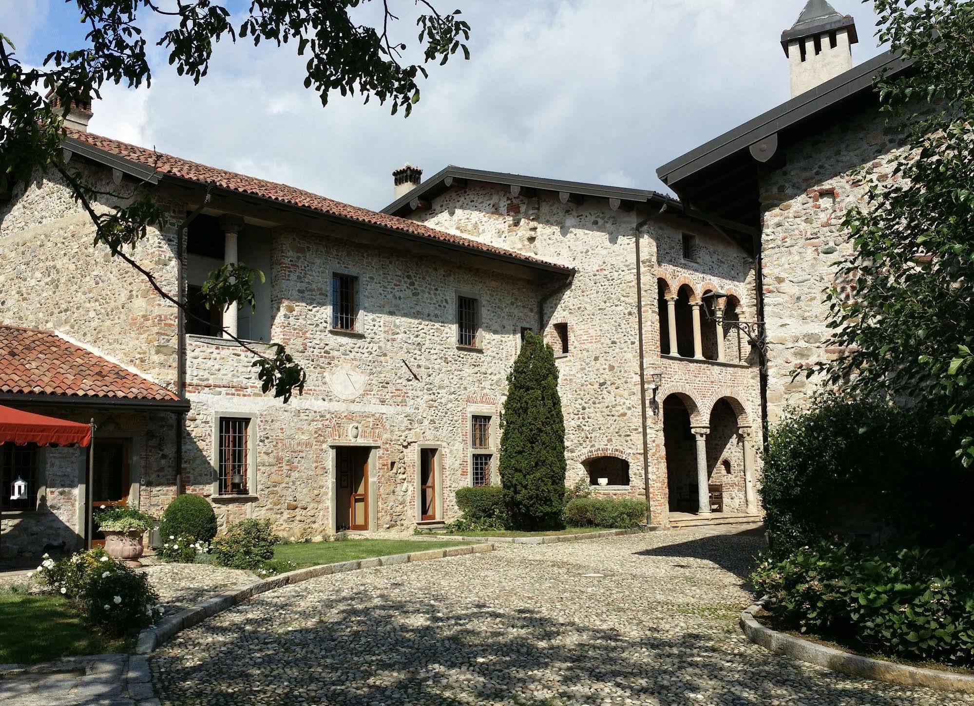 Castello Di Cernusco Lombardone Acomodação com café da manhã Exterior foto